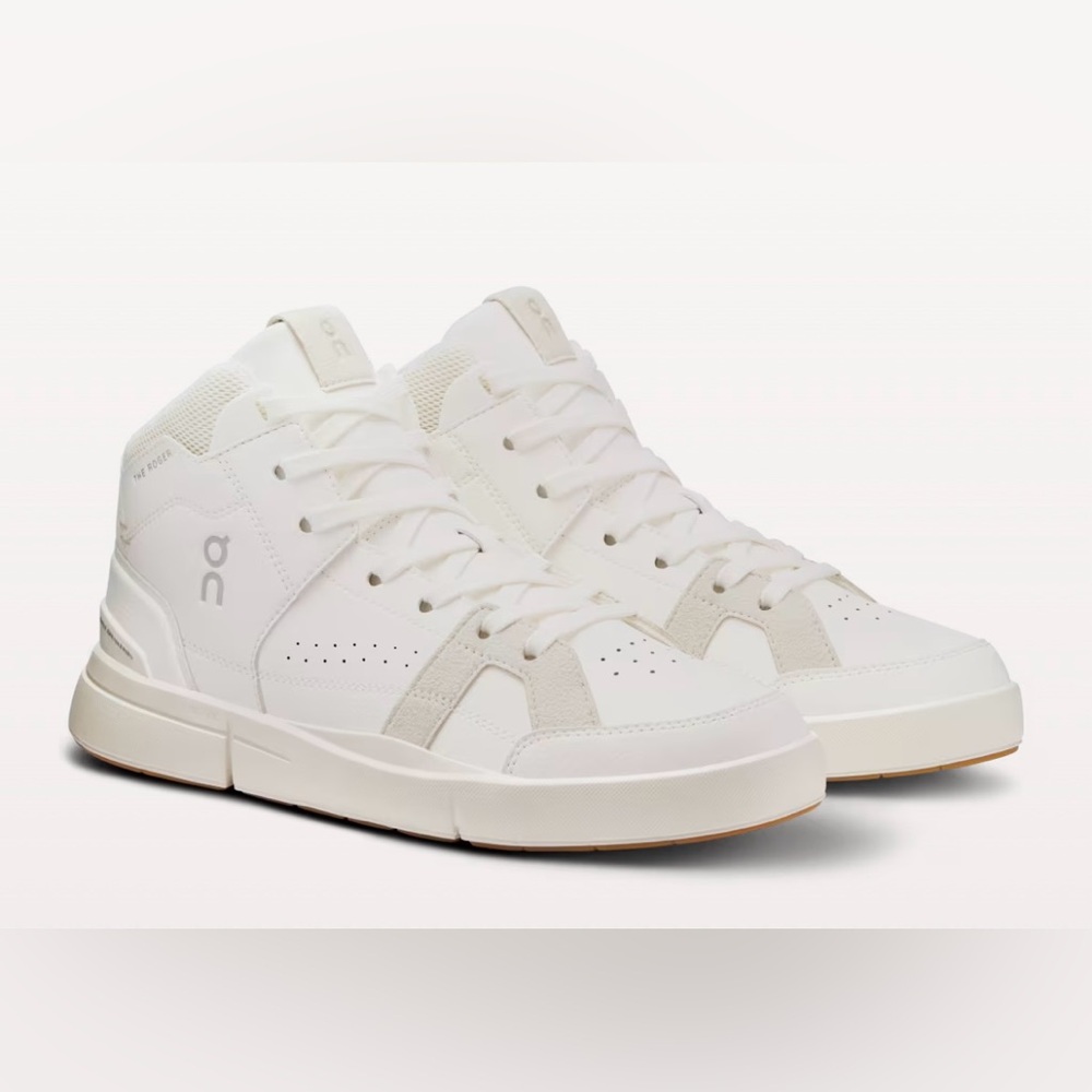 New in box On Cloud Women The Roger Clubhouse Mid White Sand Size 6.5